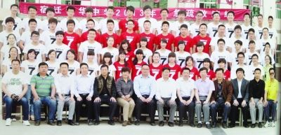 大家來找找，兩幅圖中有13人完全一致，你能找出來嗎？