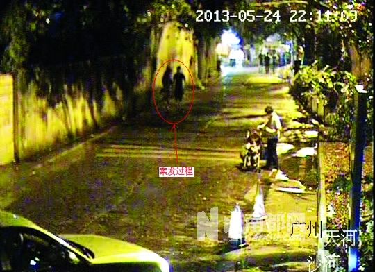 監(jiān)控視頻中（紅圈處），男子尾隨女學生試圖進行猥褻。通訊員供圖