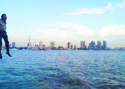 前晚，一名男子從輪渡上縱身墜入江中。@風(fēng)箏鍋發(fā)布