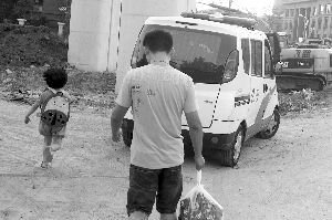 昨天，小豆被民警帶走，轉(zhuǎn)移到別處居住現(xiàn)代快報記者辛一攝