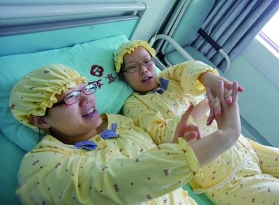 生完寶寶后姐妹倆在床上聊天。