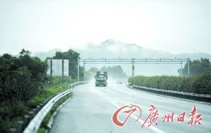 　當天事故發(fā)生的現(xiàn)場處于一個彎道，很多司機反映說來不及減速。