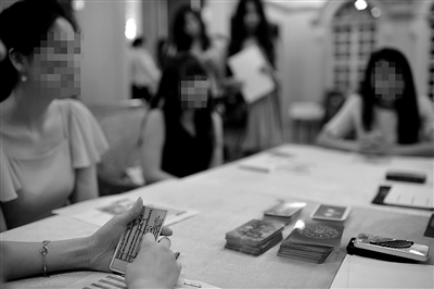 6月30日，中國企業(yè)家單身俱樂部在北京舉行富豪相親海選活動(dòng)，“考官”通過玩塔羅牌考察面試者的心理狀態(tài)。新京報(bào)記者 吳江 攝