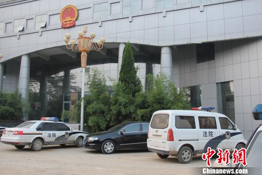 泊頭市人民法院院內(nèi)仍停有無(wú)牌制式警車，涉事人員與記者沖突地點(diǎn)僅距法院不足50米。穆玉良 攝