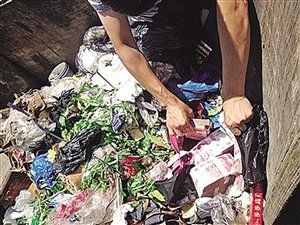 30萬元現(xiàn)金是張紅軍收拾垃圾箱時(shí)找到的 30萬元現(xiàn)金是張紅軍收拾垃圾箱時(shí)找到的