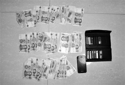 警方從搶劫嫌疑人處起獲的贓款和發(fā)令槍、子彈。警方供圖
