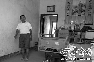 8月16日，在家中接受監(jiān)外執(zhí)行4年刑期的汪衛(wèi)國（化名）剛剛送走家訪的法官。