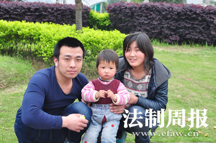 重獲自由后，張艷勝一家三口在一起