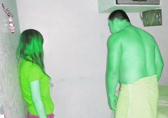 高雄黃姓男子(右)懷疑女友在“喇叭店”兼差，前往調(diào)查順便消費(fèi)時(shí)被警方逮個(gè)正著。(圖／東森新聞)