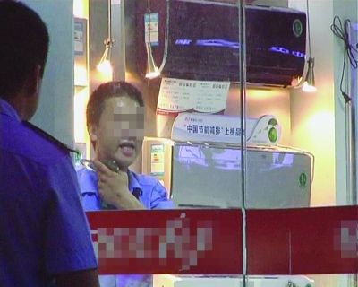 打劫男把玻璃片抵在脖子上，與民警對峙