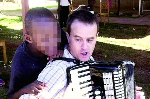 西蒙·伍德在教孩子唱歌，歡樂的歌聲掩蓋不住邪惡的目的。