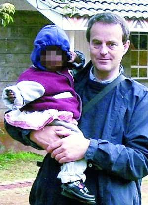 伍德與一名幼女的合影。