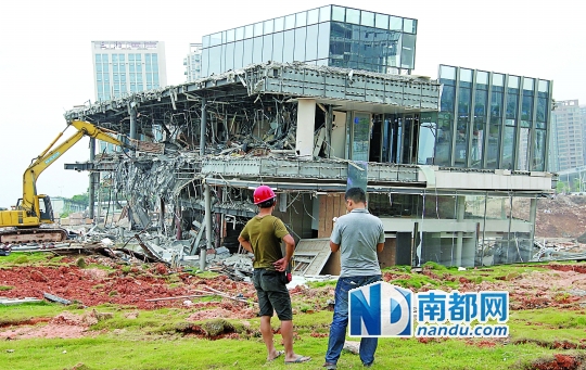 傾塌的售樓中心昨日拆除。南都記者 徐文閣 攝 傾塌的售樓中心昨日拆除。南都記者 徐文閣 攝