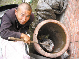 鄭艷良講述鋸腿經(jīng)過。本報記者 汪洋 攝