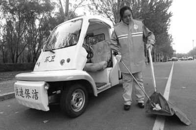 比賽之前張起超在多功能清潔車前練習動作。