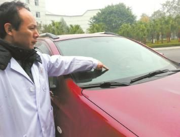 唐中山的車玻璃被醉酒男子砸壞。