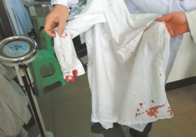 受傷醫(yī)生的衣服上血跡斑斑。