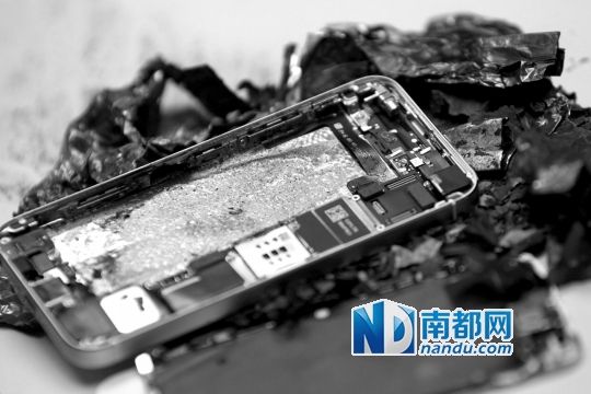 于先生的新iPhone5S手機(jī)直接“爆”廢。 南都記者劉有志攝