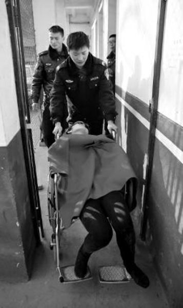 昨日，派出所民警帶女駕駛員賈某去醫(yī)院做檢查 記者 陳團結 攝