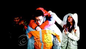 　途中女隊友小妮突發(fā)高燒，男隊員輪流背了她三個小時，直到網(wǎng)友開車來接