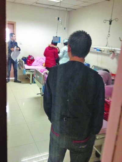 男孩一家神情凝重。