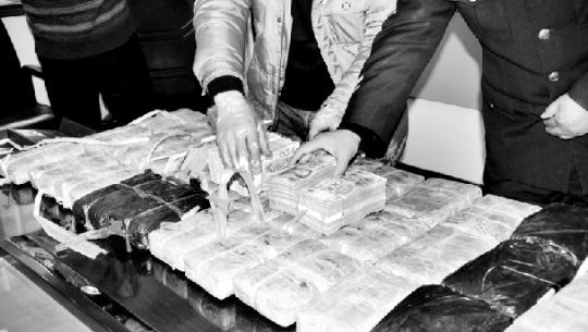 警方收繳的毒品和毒資。警方供圖