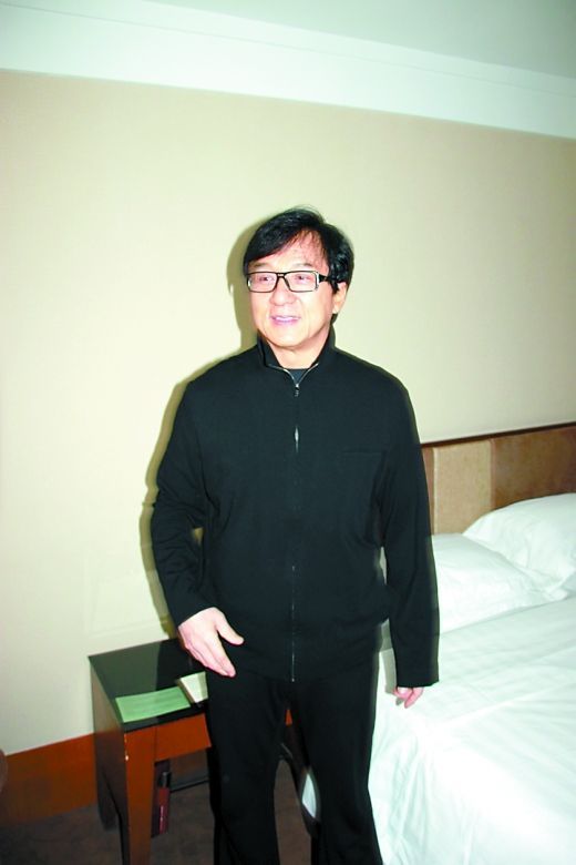 成龍婉拒酒店服務生合影請求:10天都在這呢(圖) 成龍婉拒酒店服務生合影請求:10天都在這呢(圖)