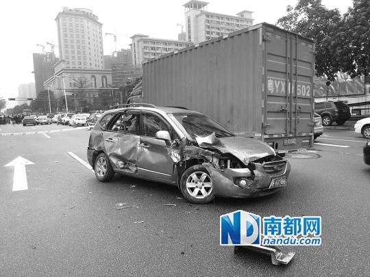 司機(jī)肇事逆行逃逸撞16輛車 逃跑被阻錘擊交警 司機(jī)肇事逆行逃逸撞16輛車 逃跑被阻錘擊交警