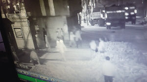 擋道3小時(shí)，司機(jī)路人“望磚興嘆”