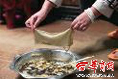 　　昨日，店方讓顧客觀看該火鍋制作時的監(jiān)控錄像本組圖片由本報記者黃利健攝