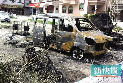 涉事面包車燒剩鐵殼。