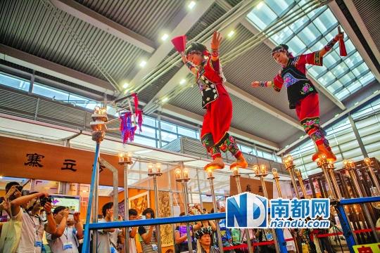 2號展館，苗族姑娘表演踩燈泡絕技《電光玫瑰》，赤腳踩上40瓦的燈泡并做出高難度動作。 南都記者 霍健斌 攝