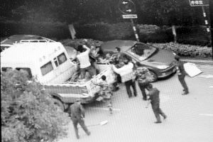 沖突現(xiàn)場，協(xié)管員揮拳打向女商販 視頻截圖