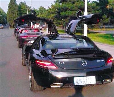 近日，一組“北體大畢業(yè)典禮豪車云集堪比車展”組圖在網(wǎng)絡(luò)爆紅。網(wǎng)絡(luò)截圖