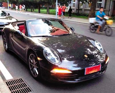 近日，一組“北體大畢業(yè)典禮豪車云集堪比車展”組圖在網(wǎng)絡(luò)爆紅。網(wǎng)絡(luò)截圖