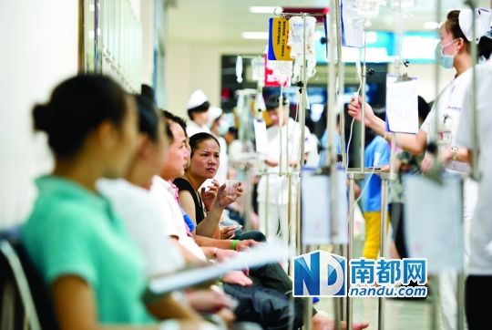 醫(yī)院走道坐滿了打吊針的員工。