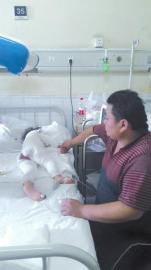 伏登順與女兒在一起。