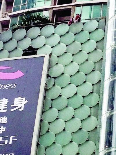 環(huán)亞廣場5樓露臺上，有一男子揚(yáng)言跳樓。