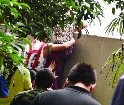 2小時后，該包工頭終于被抱下來了。