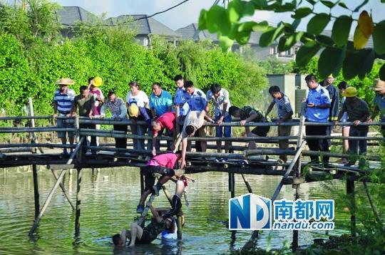 救援人員合力打撈起落水女孩，后經(jīng)醫(yī)護(hù)人員確認(rèn)已經(jīng)死亡。受訪者供圖