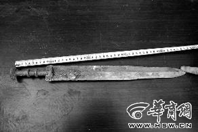 男子水泥料中發(fā)現戰(zhàn)國青銅劍 劍刃鋒利如初 男子水泥料中發(fā)現戰(zhàn)國青銅劍 劍刃鋒利如初