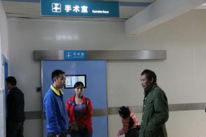 宇宇的父母和爺爺一直守候在手術(shù)室外。