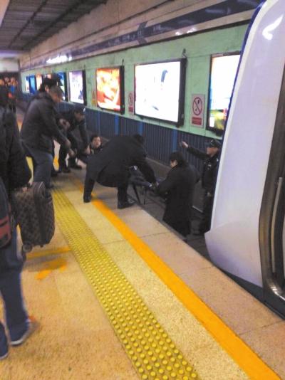 地鐵工作人員將林某從站臺(tái)下救起。網(wǎng)友供圖