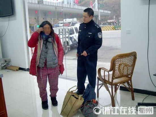 1月30日，衢州高速交警發(fā)現(xiàn)了徒步走在高速楓嶺關(guān)卡口的汪女士