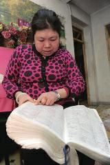 背單詞，是很多學生學習英語時最頭疼的事兒，而西安51歲大學英語老師李艷芝在兩年內(nèi)背完《英漢大詞典》22萬個英語詞匯，學生稱贊其為一本活的《英漢大詞典》；兒子自小患有自閉癥，生活不能自理，20年前又與丈夫離婚，面對生活的不幸，她秉承“你必須一直向前”的信念。