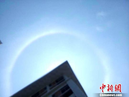 廣東汕頭現(xiàn)“日暈”奇觀 持續(xù)兩小時 廣東汕頭現(xiàn)“日暈”奇觀 持續(xù)兩小時