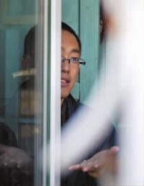 12歲女孩從6樓陽臺墜下 身體被樓下鐵柵欄刺穿 12歲女孩從6樓陽臺墜下 身體被樓下鐵柵欄刺穿