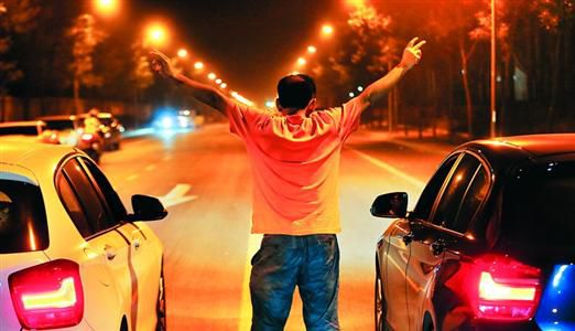 2013年8月25日凌晨，北京，在東壩大街路口進(jìn)行的一場(chǎng)飆車。