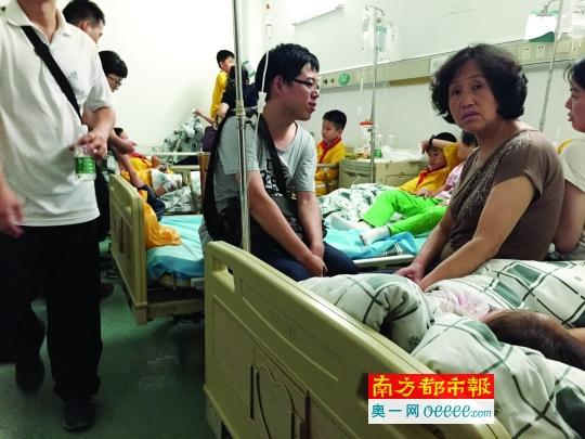  昨晚，家長們陪著誤食鼠藥的孩子們在醫(yī)院就診。