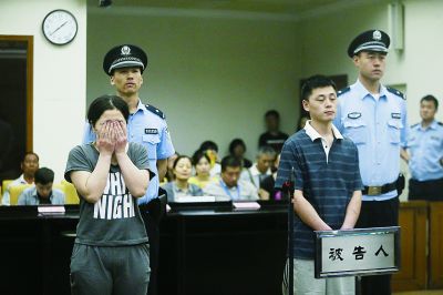 聽(tīng)到判決，賈某（左）哭了起來(lái)。一直到被帶離法庭，夫妻倆沒(méi)說(shuō)一句話